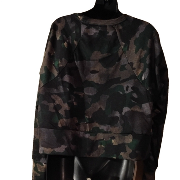 Nike Dri fit shorter ladies camo sweatshirt. Size large. Great for sports! - Picture 4 of 9